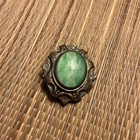 Vintage Green Cameo Brooch With Large Green Stone and Metal Setting - Picture 4 of 8